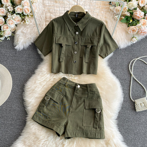 Moderan ženski komplet s gumbima i klasičnim ovratnikom