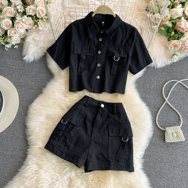 Moderan ženski komplet s gumbima i klasičnim ovratnikom