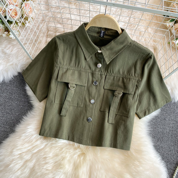 Moderan ženski komplet s gumbima i klasičnim ovratnikom