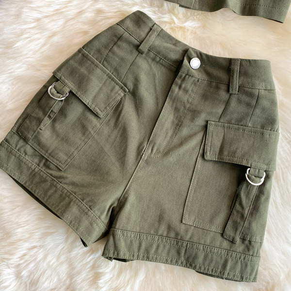 Moderan ženski komplet s gumbima i klasičnim ovratnikom