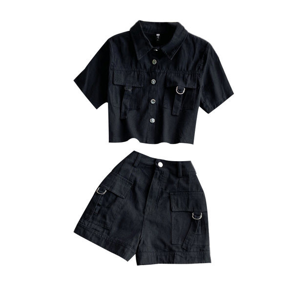 Moderan ženski komplet s gumbima i klasičnim ovratnikom