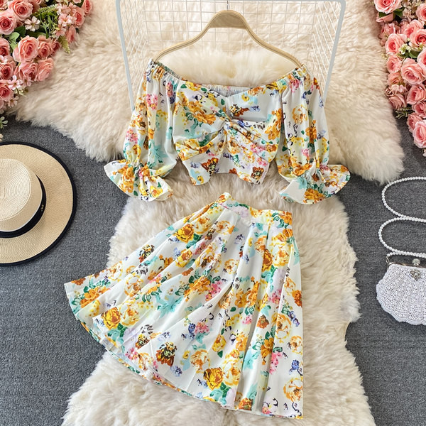 Ženski set od dva dijela sa cvjetnim uzorkom pogodan za ljeto