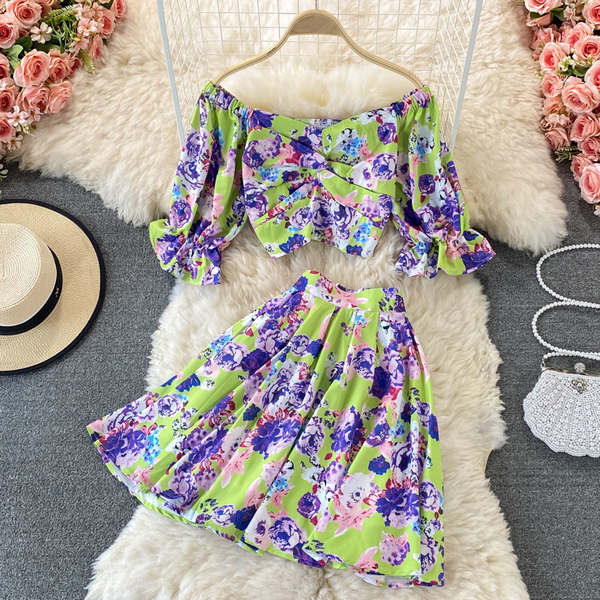 Ženski set od dva dijela sa cvjetnim uzorkom pogodan za ljeto