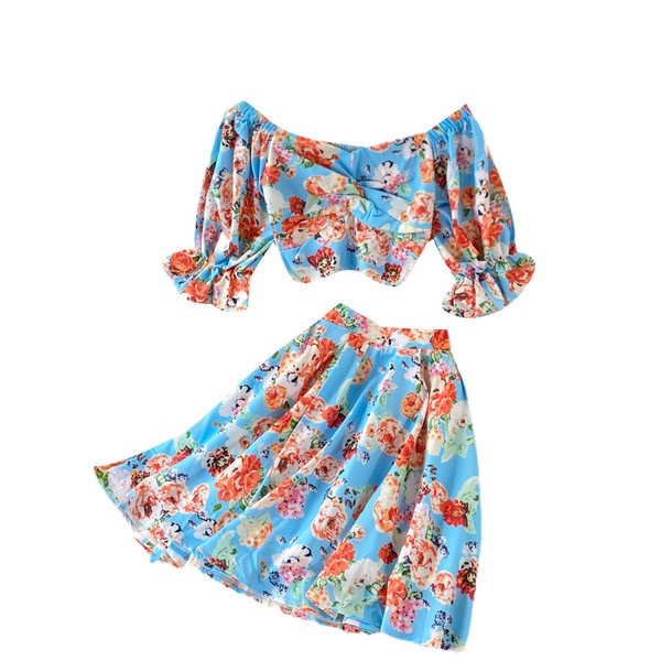 Ženski set od dva dijela sa cvjetnim uzorkom pogodan za ljeto