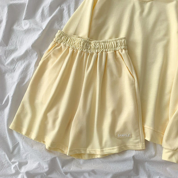 Ženski casual set iz dva dijela - majica i kratke hlače