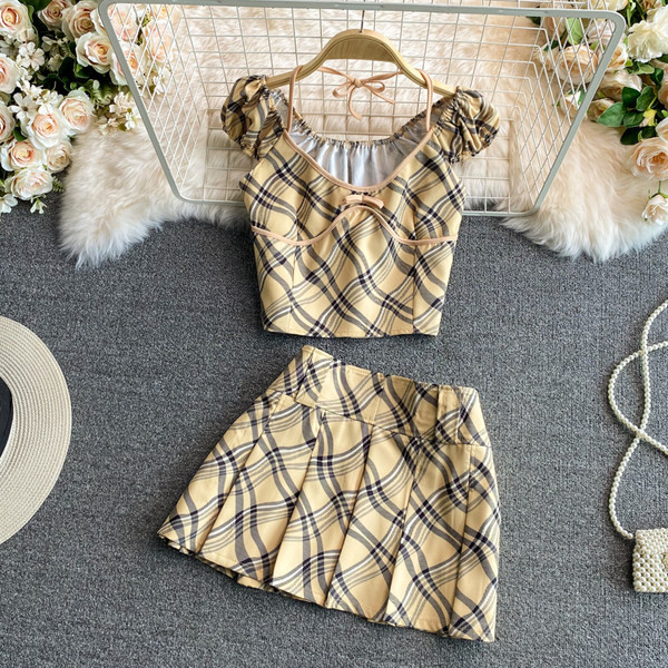 Novi model ženskog kompleta u bež boji - dvodijelni