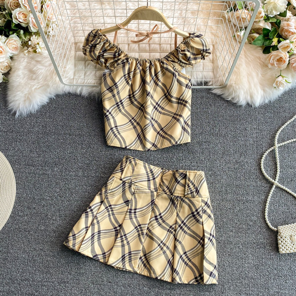 Novi model ženskog kompleta u bež boji - dvodijelni