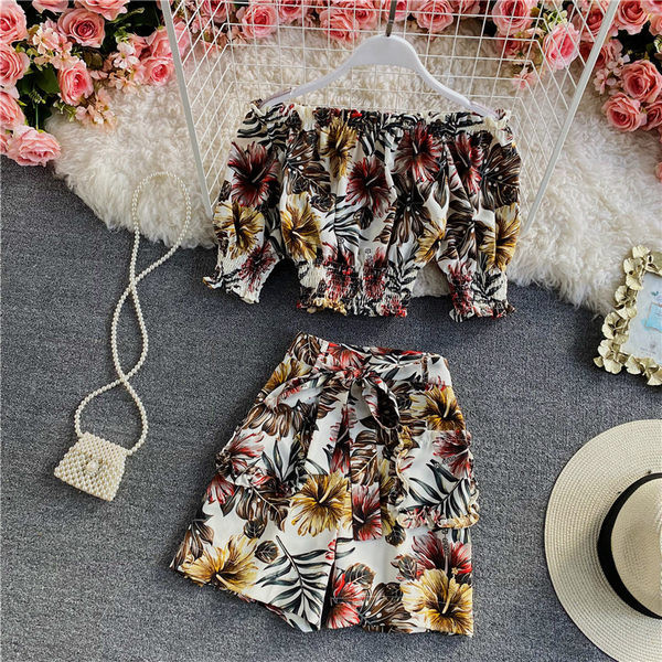 Ženski komplet iz dva dijela sa cvjetnim uzorkom