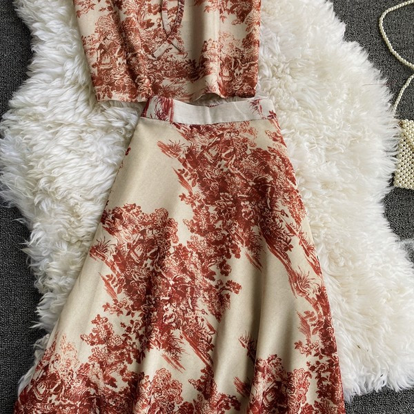 Ljetni ženski komplet s uzorkom i majicom na tanke naramenice