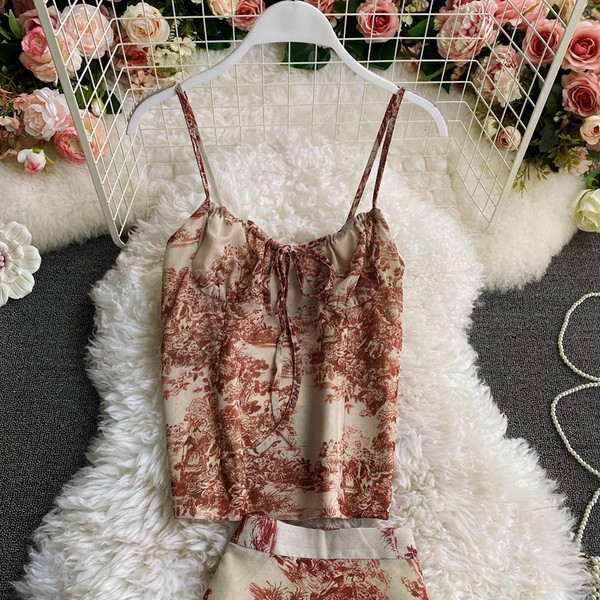 Ljetni ženski komplet s uzorkom i majicom na tanke naramenice