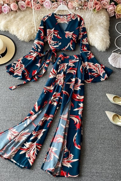 Novi model ženskog kompleta u boji iz dva dijela