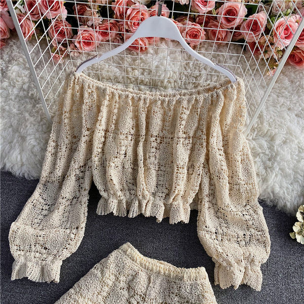 Ženski čipkani komplet iz dva dijela - hlače i bluza