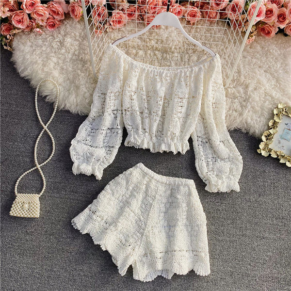 Ženski čipkani komplet iz dva dijela - hlače i bluza