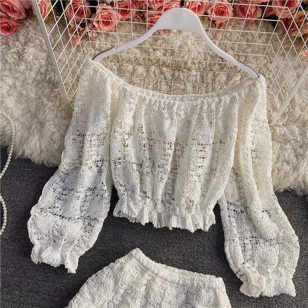 Ženski čipkani komplet iz dva dijela - hlače i bluza