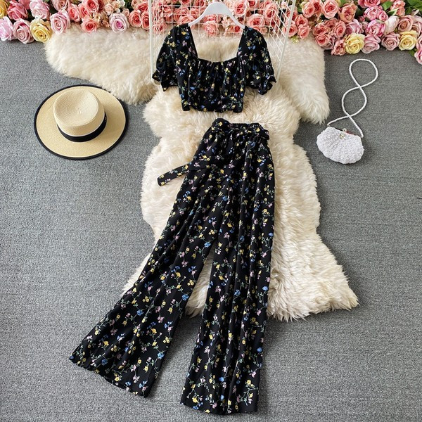 Sieviešu komplekts ar ziedu rakstu divās daļās