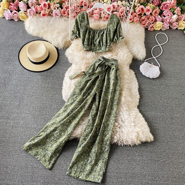 Sieviešu komplekts ar ziedu rakstu divās daļās