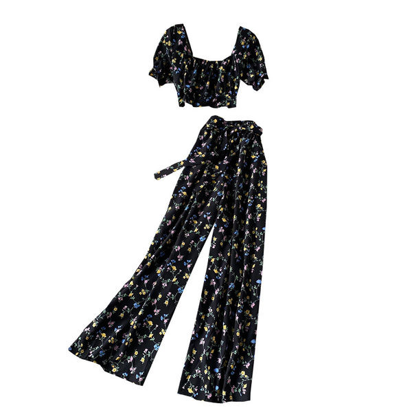 Sieviešu komplekts ar ziedu rakstu divās daļās