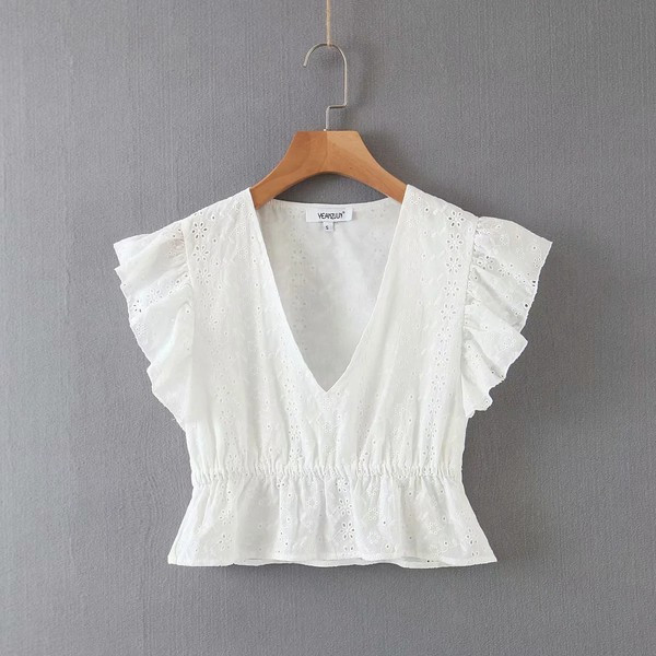 Ženski komplet s vezom i čipkom - bluza i kratke hlače