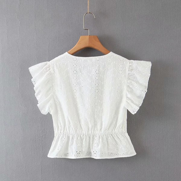 Ženski komplet s vezom i čipkom - bluza i kratke hlače