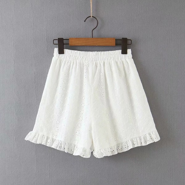 Ženski komplet s vezom i čipkom - bluza i kratke hlače