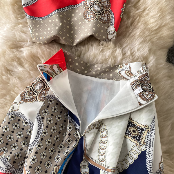 Ženski komplet u boji iz dva dijela - majica bez rukava i suknja