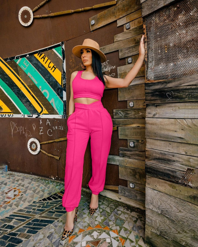 Sportsko-elegantno žensko odijelo s poprsjem i dugim hlačama