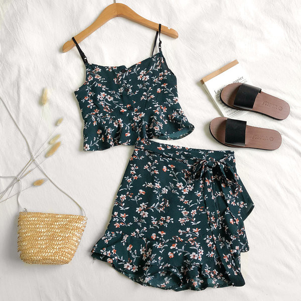 Mūsdienīgs sieviešu komplekts no divām daļām - svārki un bikses