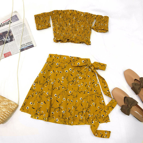 Sieviešu komplekts ar ziedu motīviem un saitēm