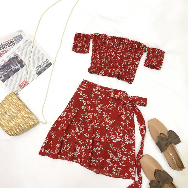 Sieviešu komplekts ar ziedu motīviem un saitēm