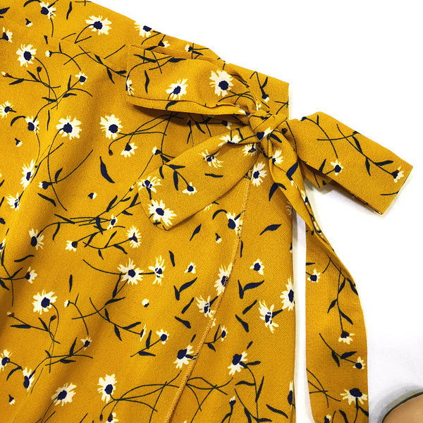 Sieviešu komplekts ar ziedu motīviem un saitēm