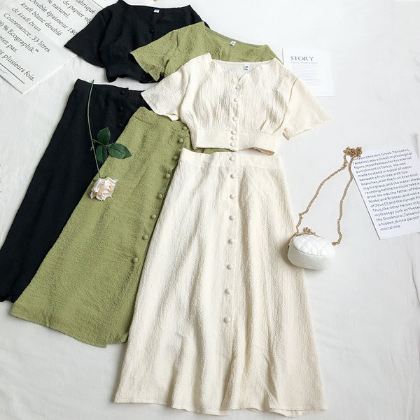 Aktualan ženski komplet na gumbe - iz dva dijela