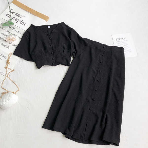 Aktualan ženski komplet na gumbe - iz dva dijela