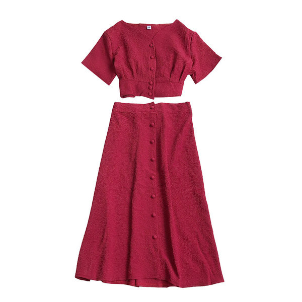 Aktualan ženski komplet na gumbe - iz dva dijela