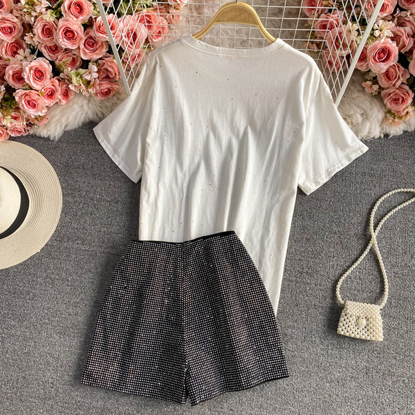 Ženski komplet iz dva dijela - kratke hlače i majica