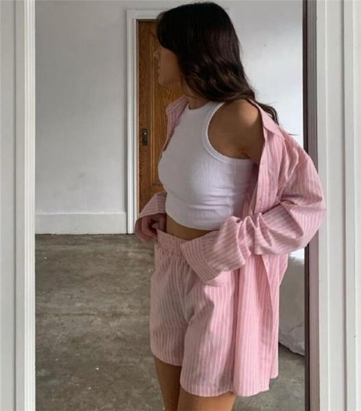 Ženski prugasti komplet iz 2 dijela - košulja i kratke hlače