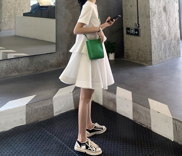 Elegantna ženska haljina s ovalnim izrezom za trudnice