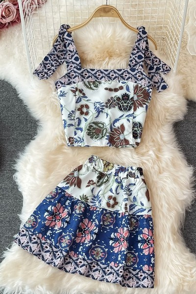 Ženski moderan komplet s cvjetnim uzorkom i naramenicama