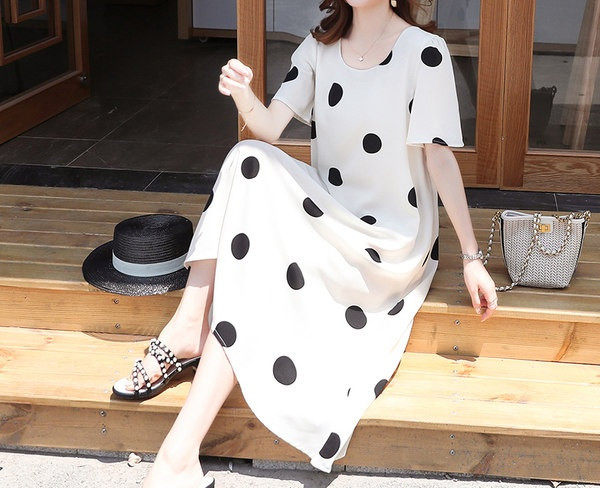 Elegantna ženska točkasta haljina s ovalnim izrezom za trudnice