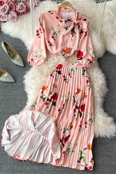 Moderan ženski komplet s cvjetnim uzorkom i plisiranom suknjom