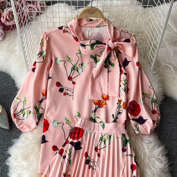 Moderan ženski komplet s cvjetnim uzorkom i plisiranom suknjom