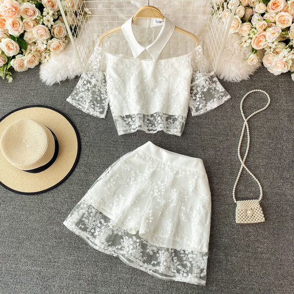 Moderan ženski komplet u bijeloj boji sa čipkom
