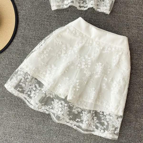 Moderan ženski komplet u bijeloj boji sa čipkom