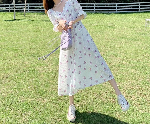 Elegantna ženska haljina s cvjetnim uzorkom i ovalnim izrezom za trudnice