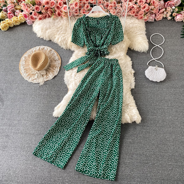 Moderan ženski proljetni set na točkice