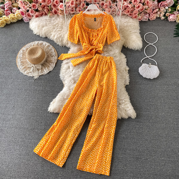 Moderan ženski proljetni set na točkice