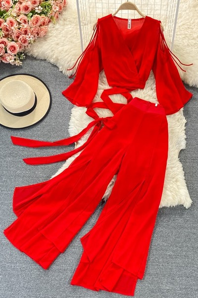 Moderan ženski komplet s kravatama i špic izrezom