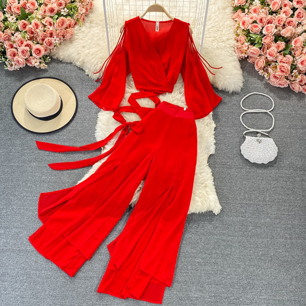 Moderan ženski komplet s kravatama i špic izrezom