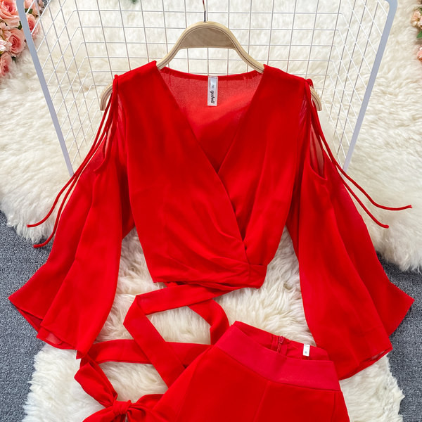 Moderan ženski komplet s kravatama i špic izrezom