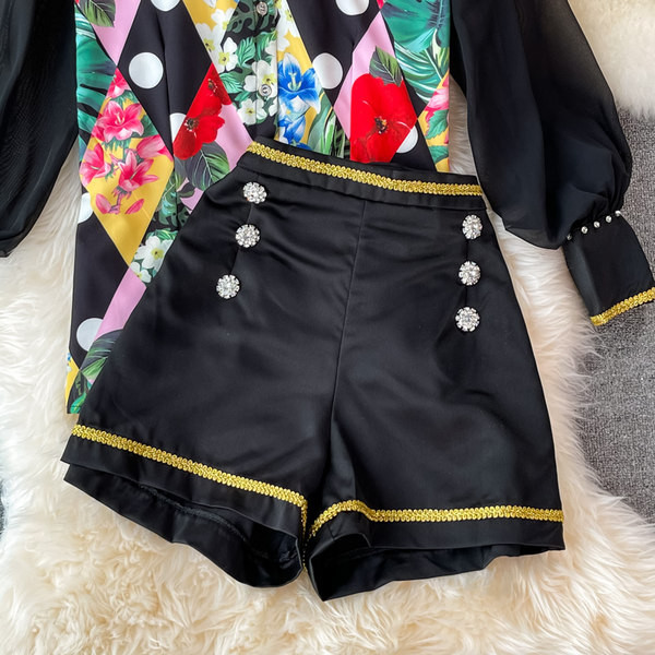 Ženski ljetni komplet s uzorkom u boji i klasičnim ovratnikom