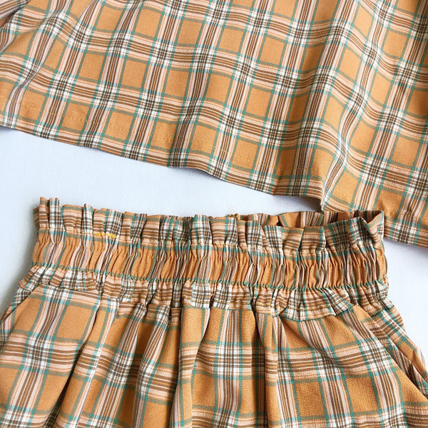 Ženski karirani set iz dva dijela sa gumbom